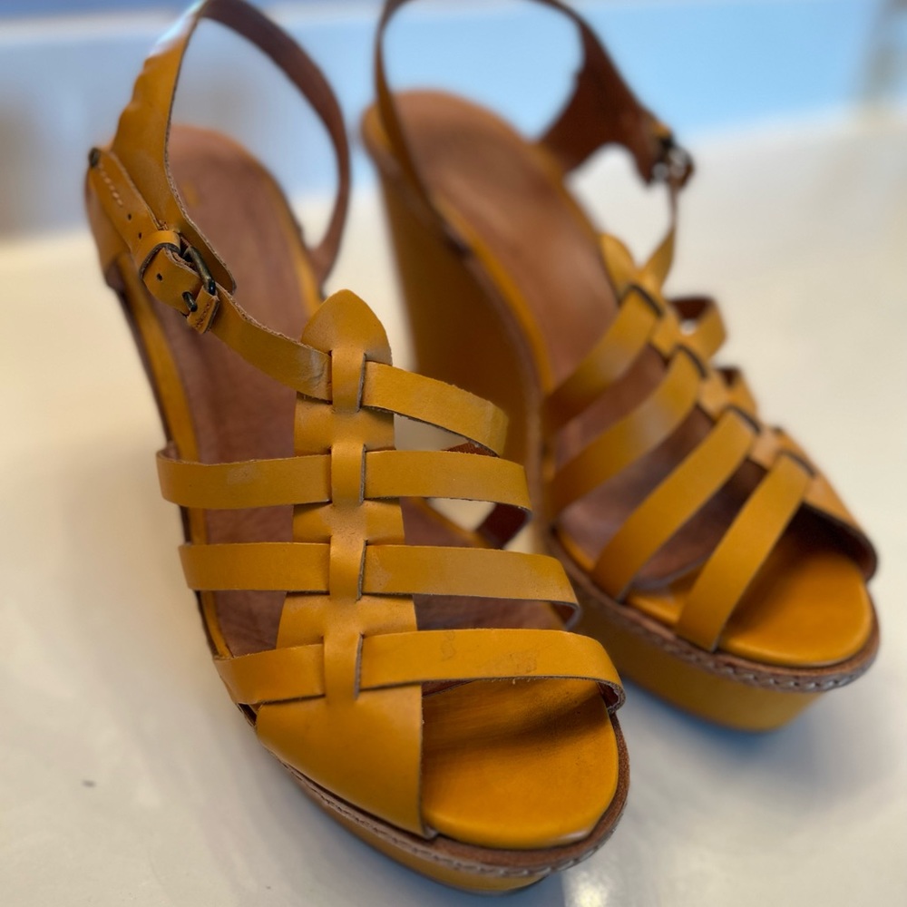 Beautiful golden yellow wedges by Schuler and Sons Philadelphia size: 9.5M